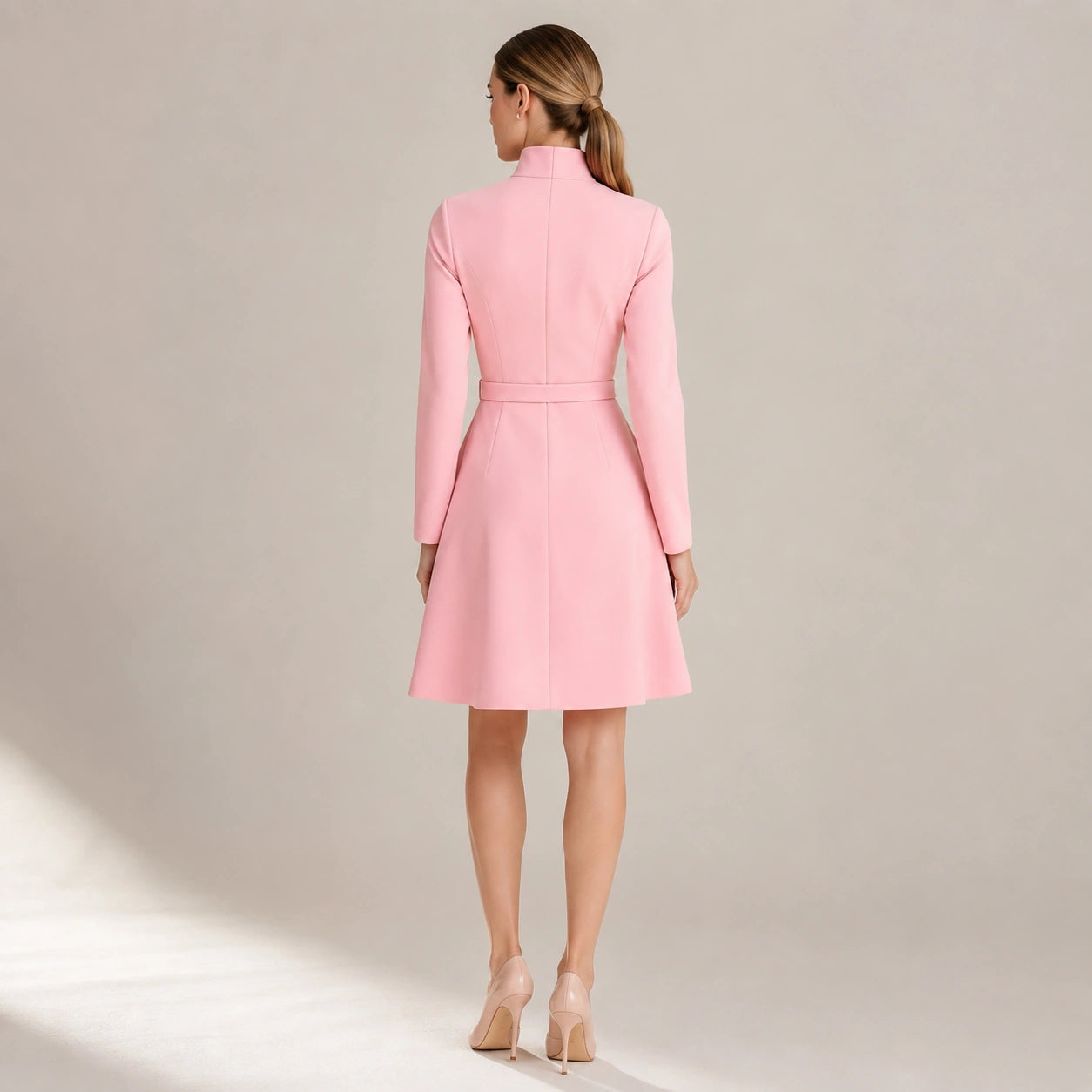 Robe mini élégante ceinturée à col montant et manches longues pour femmes