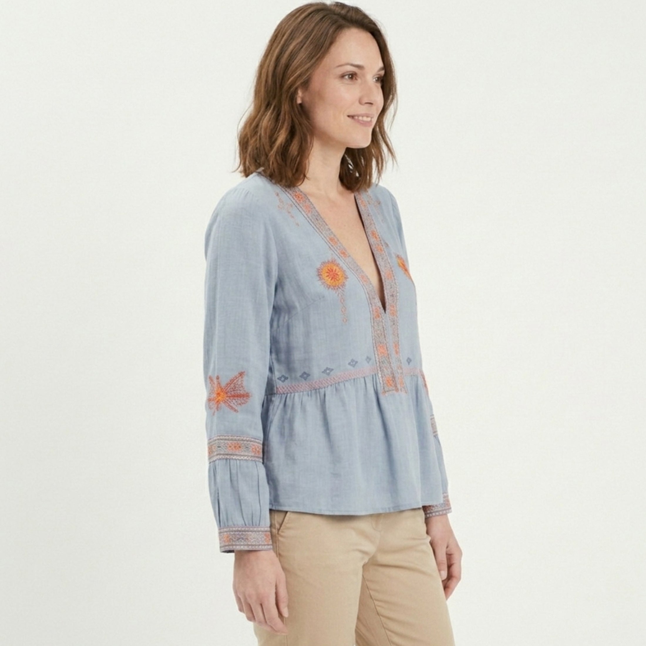 Blouse femme à manches bouffantes brodée de fleurs bleu avec décolleté en V
