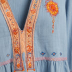 Blouse femme à manches bouffantes brodée de fleurs bleu avec décolleté en V