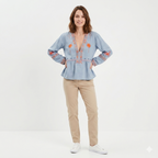 Blouse femme à manches bouffantes brodée de fleurs bleu avec décolleté en V