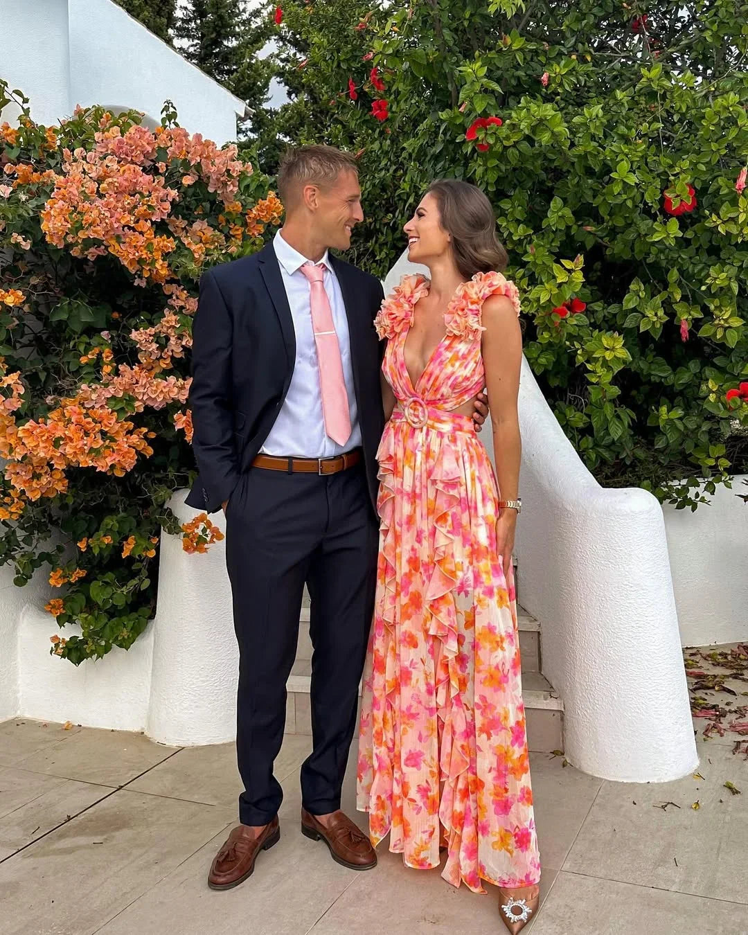 Floral maxi dress with V-neck and tie waist, sleeveless cut, lightweight summer fabric